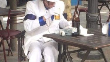 Michael Jackson volvió y se clavó una cervecita en la Peatonal