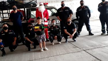 Puro corazón: un Papá Noel Bombero salió a repartir regalos en Pocito
