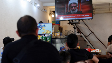 Libaneses escuchan a Naim Qassem.