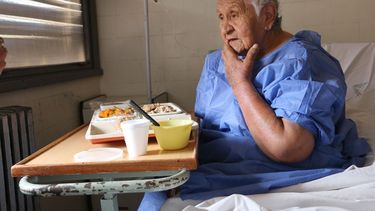 Ingresó al Hospital angustiada por la muerte de su hijo, le dieron el alta y nadie la fue a buscar