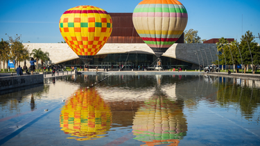 El show de globos aerostáticos que se puede ver frente al Teatro del Bicentenario.