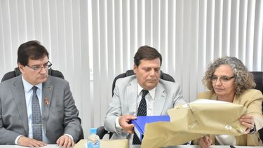 El presidente de la Corte de Justicia en la apertura de sobres para la construcción del nuevo Juzgado en San Juan.
