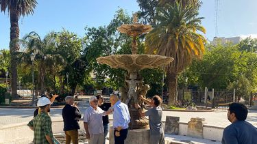 Hugo Vinzio Rosselot, explicando a los presentes su idea para restaurar la fuente de la Plaza 25 de Mayo.