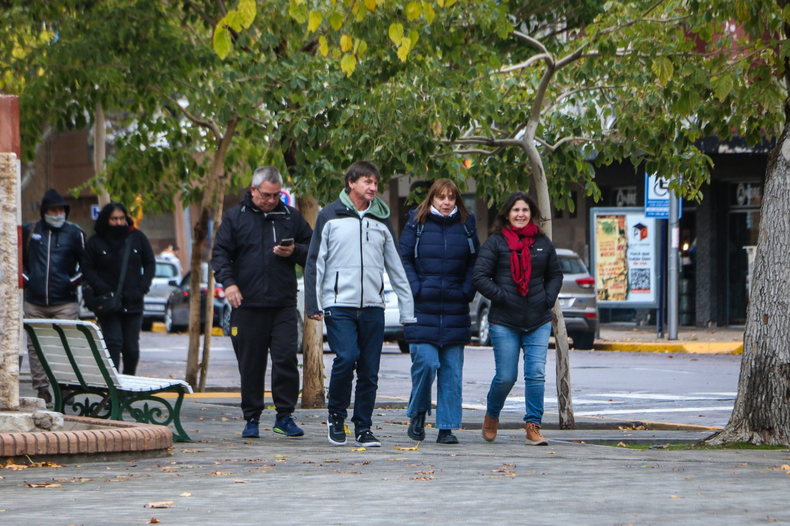 El frío cambió la postal céntrica y los sanjuaninos salieron sólo por obligación: Desempolvamos las camperas