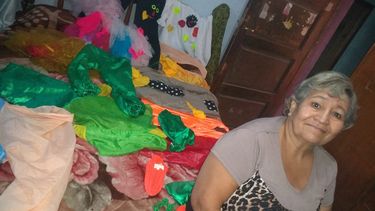 Abuela confecciona disfraces para jugar con los niños cuando termine la cuarentena