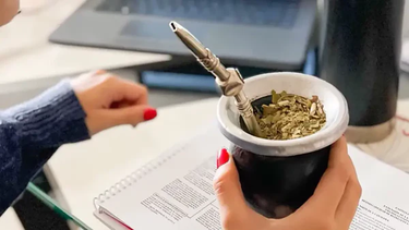 La mayoría de los sanjuaninos aprueba el consumo de mate en el trabajo.