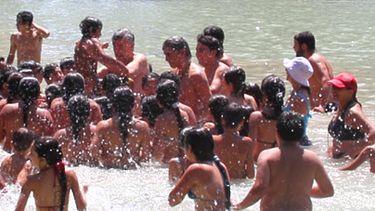 El goberandor Gioja inauguró la pileta de El Pinar bañándose con los niños