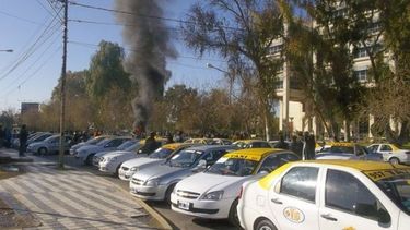 Por el aumento de la demanda hay una demora de hasta 40 minutos por un remis en San Juan