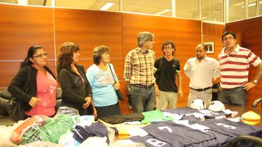 Tres escuelas barriales de fútbol recibieron indumentaria deportiva