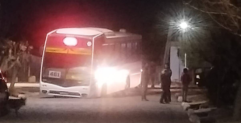 Cedió el pavimento en la calle de un barrio y una de las ruedas de un colectivo de la Red Tulum quedó enterrada. Foto: Radio Attlas