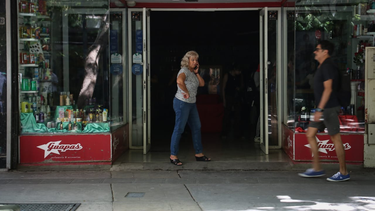 Debido al corte de luz, varios de los locales comerciales de la Peatonal debieron suspender las ventas.