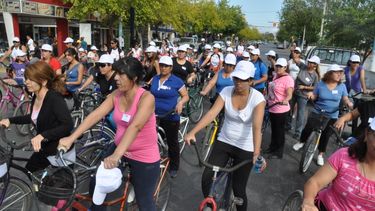Homenajearon a la mujer con una gran bicleteada familiar