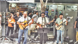 El grupo Nuevo Tiempo compartió su impronta en el cruce de las peatones de la capital sanjuanina.