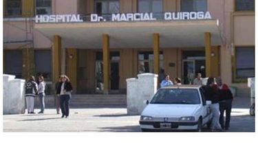 El médico que atiende en la vereda del Marcial Quiroga se defiende: “Me gano la plata trabajando”