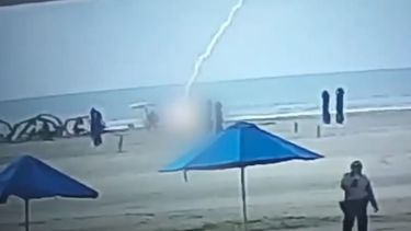 La turista venezolana recibió el impacto del rayo mientras caminaba por la playa.