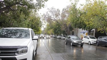 El día arranca con lloviznas y se prevé una máxima de 13º