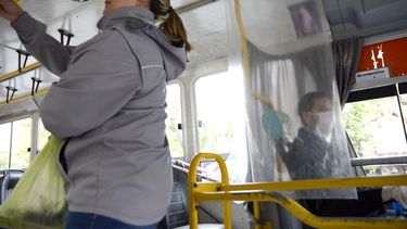 Lo nuevo contra el coronavirus en San Juan: choferes envueltos en plástico