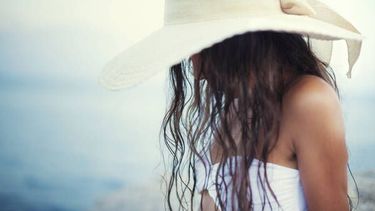 Pelo al sol: cinco hábitos que empeoran su estado