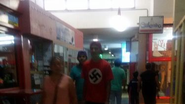 ¿Moda peligrosa?, un pibe con una esvástica en pleno centro de San Juan