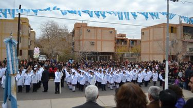 Más de 200 chicos desfilaron y realizaron la Promesa a la Bandera