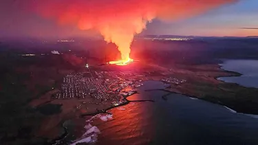 Unas 4.000 personas tuvieron que ser evacuadas en Islandia por la erupción de un volcán.