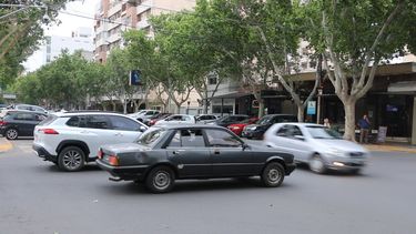 Preocupación por una peligrosa esquina céntrica: los vecinos denuncian hasta 5 choques por mes
