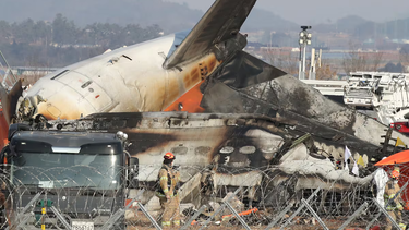 Un avión se estrelló contra un muro en Corea del Sur y dejó al menos 167 personas fallecidas.