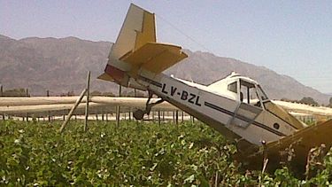 Cayó una avioneta sobre un parral en Zonda y el piloto salió ileso