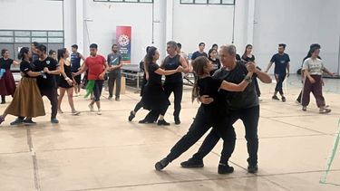 Gerardo Lecich y Mariam Abraham vuelven a volcar su talento para guiar a un grupo de grandes bailarines en Somos una.