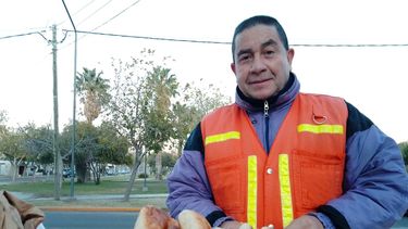 Julio Noguera trabaja de semitero de varias escuelas en San Juan hace más de dos décadas.