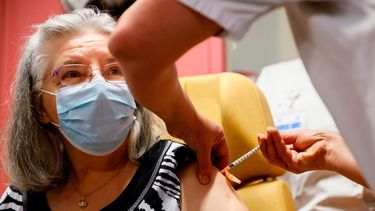 Paso a paso: cómo tienen que hacer los mayores de 80 años para vacunarse contra el coronavirus