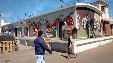 El arte callejero le pintó el corazón a la feria de Capital