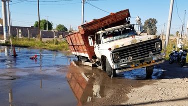 Un camión quedó atascado en un pozo de una obra que nunca se terminó