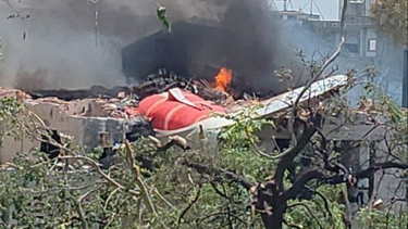 Un avió se estrelló en India poco después del despegue.