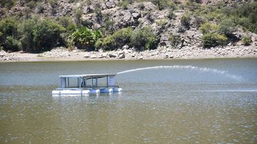 En el Dique San Agustín de Valle Fértil instalaron una balsa flotante con la que se busca oxigenar el agua.
