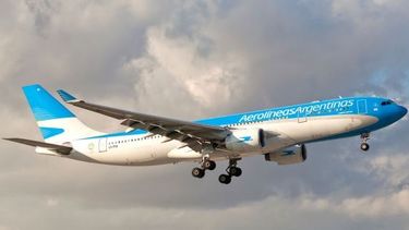 Tras la amenaza de medidas de fuerza por parte de los gremios, garantizan el normal funcionamiento de los vuelos de Aerolíneas Argentinas.