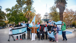 El corazón celeste copó la Plaza 25: así festejaron los hinchas de Belgrano el histórico título en San Juan El corazón celeste copó la Plaza 25: así festejaron los hinchas de Belgrano el histórico título en San Juan