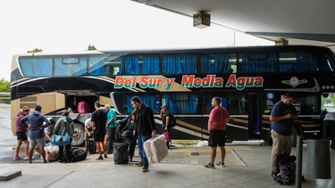 Comenzó el fin de semana extra largo: tránsito cargado para cruzar a Chile y mucho movimiento en la Terminal