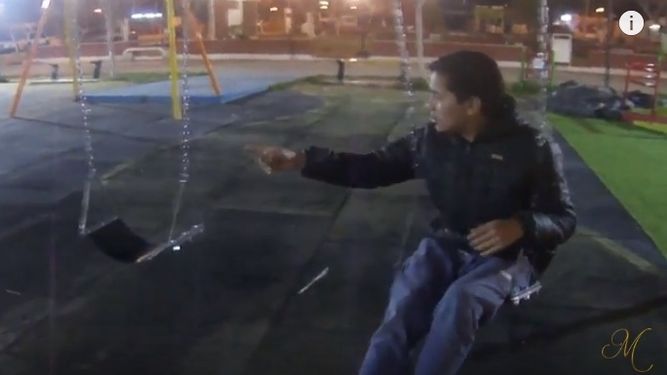 Dos chicos mediaguinos pasaron la noche junto al columpio que se mueve solo