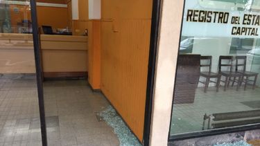 Explotó una puerta de una oficina de la Caja de Acción Social