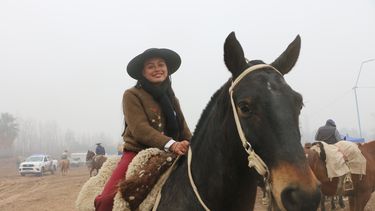 La joven Chiara, montada sobre su caballo en el predio de la Agrupación Gaucha Centro Arte Nativo de Albardón.
