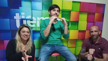 Claudia, Maximiliano y Daniel realizaron las señas de trabajo, igualdad y derecho.