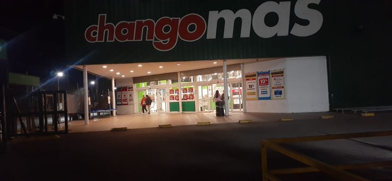 El local. El hecho sucedió en la sucursal del Chango Más de avenida Benavidez.