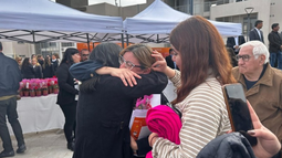 Emoción y lágrimas entre las familias que recibieron las llaves del barrio Los Molinos, construido en Capital por el IPV.