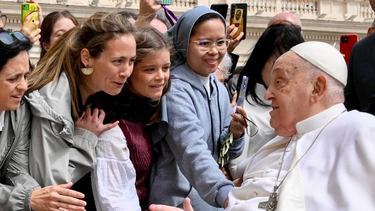 Días atrás, a poco menos de un mes después de ser dado de alta, el Papa Francisco saludó a la comunidad del Hospital Gemelli, que se convirtió en su residencia durante 38 días para tratar la neumonía bilateral.