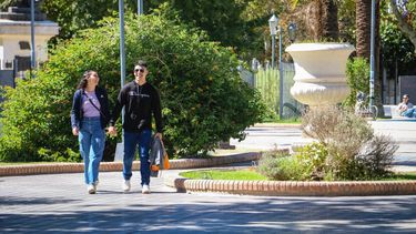 Con comercios abiertos pero poca gente, así se vivió el lunes en el centro