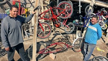 Lo hicieron de nuevo: amigos chimberos revivieron bicis abandonadas para regalárselas a los chicos