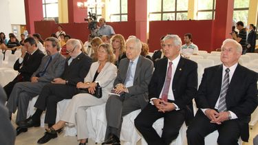 La UNSJ le entregó el título de Doctor Honoris Causa a Kliksberg
