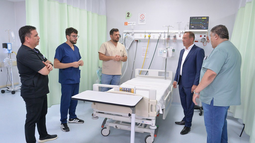 El ministro Amilcar Dobladez en una visita a un centro público de salud, junto a médicos del lugar. El ministro Amilcar Dobladez en una visita a un centro público de salud, junto a médicos del lugar.