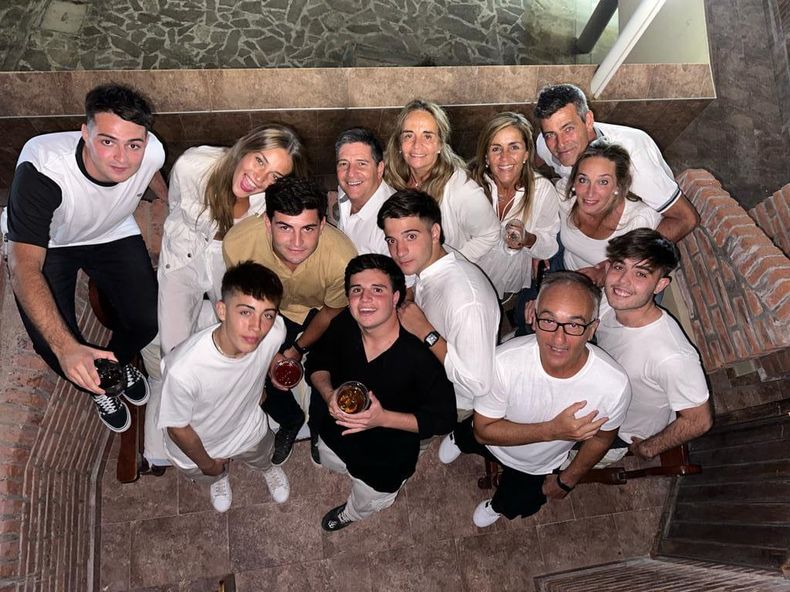 Algunos de los sanjuaninos que integran esta patota ambulante de todos los veranos. Aquí, solo algunos de ellos, despidiendo el año.jpg